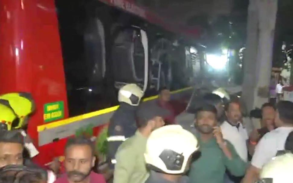 Mumbai bus crash | 3 Killed, 17 Injured in Mumbai as BEST Bus Crashes